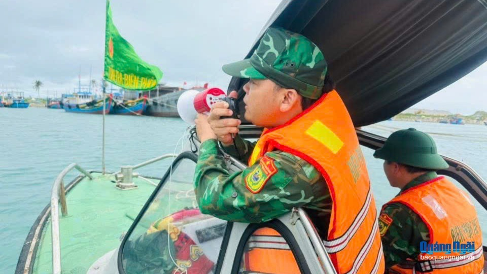 Bộ đội Biên phòng kêu gọi tàu thuyền vào bờ tránh trú bão. Ảnh: Báo Quảng Ngãi điện tử