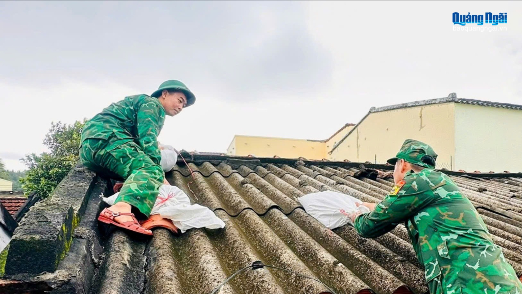 Bộ đội Biên phòng giúp dân chằng chống nhà cửa.