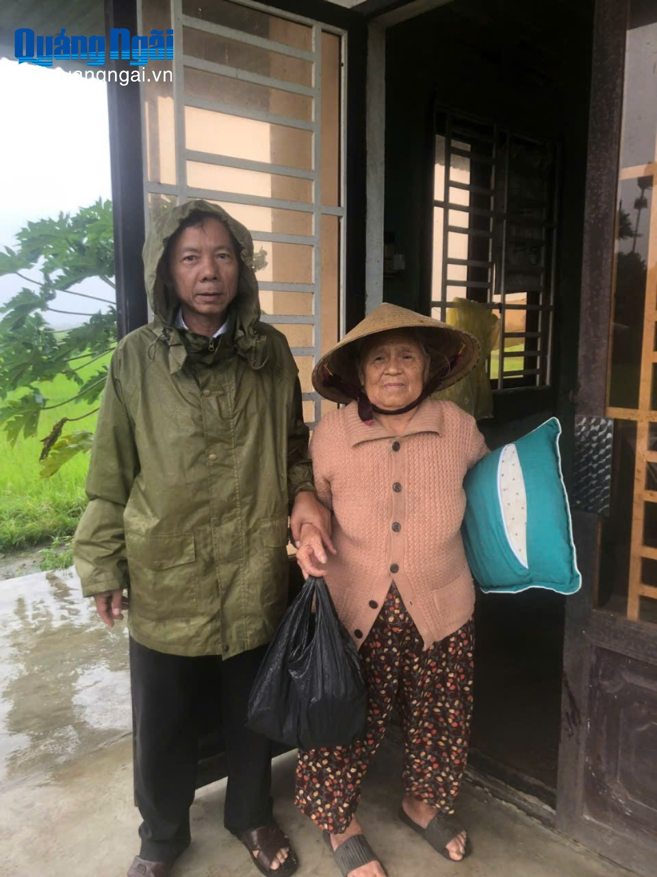 Đưa người cao tuổi đến nơi an toàn.