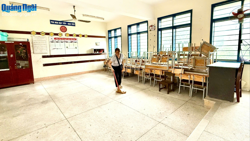 Vệ sinh điểm tránh trú bão cho người dân.