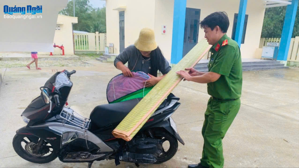 Lực lượng công an giúp người dân di chuyển đến nơi an toàn.