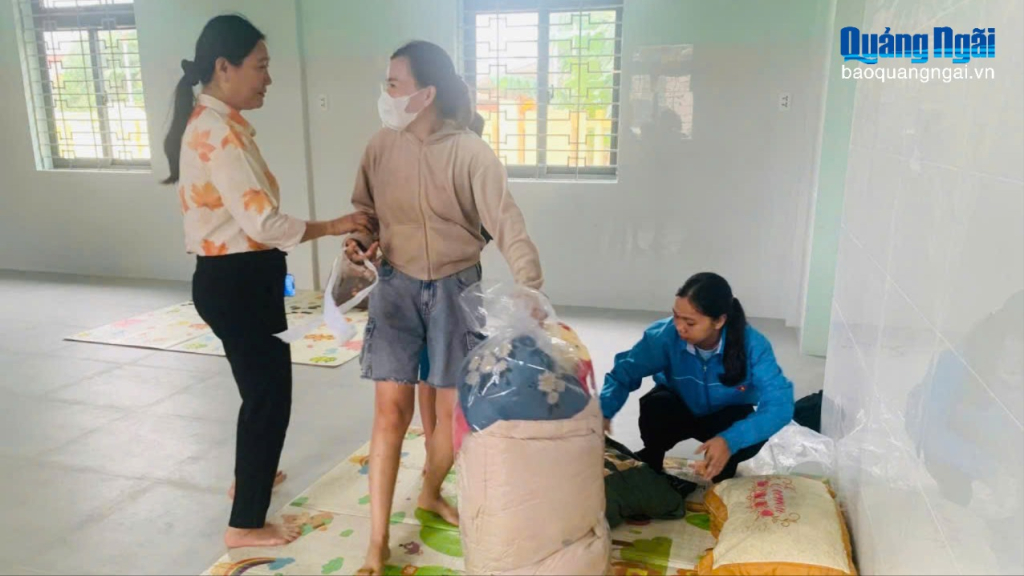 Thăm hỏi người dân tại nơi tránh bão.