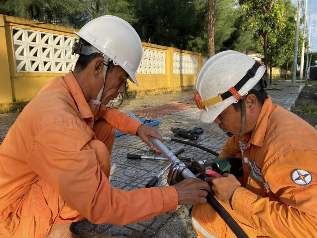 EVNCPC tập trung khôi phục sự cố điện do bão số 13.