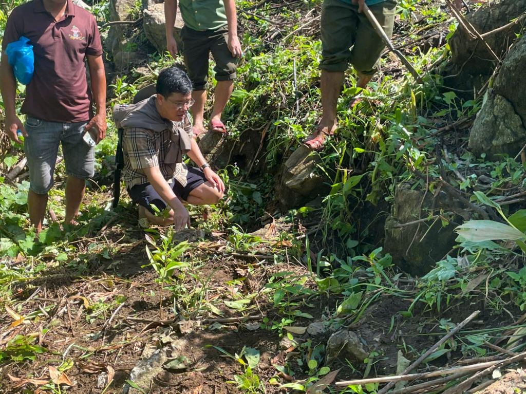 Tổ công tác của UBND xã Ba Vì kiểm tra thực tế tại khu vực núi Wang Với.