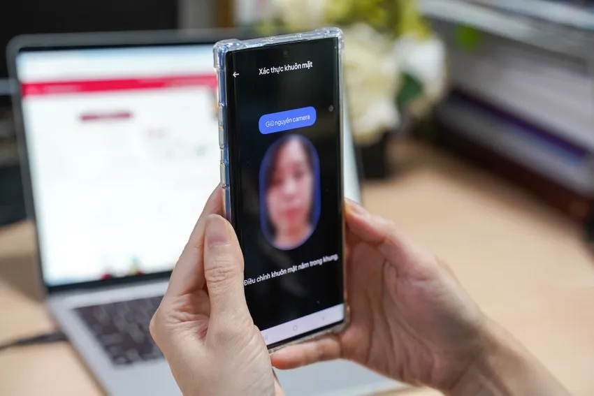 Từ 1-1-2026 người dân khi mở ví điện tử sẽ phải được xác minh thông tin sinh trắc học. Ảnh: TIỂU MINH