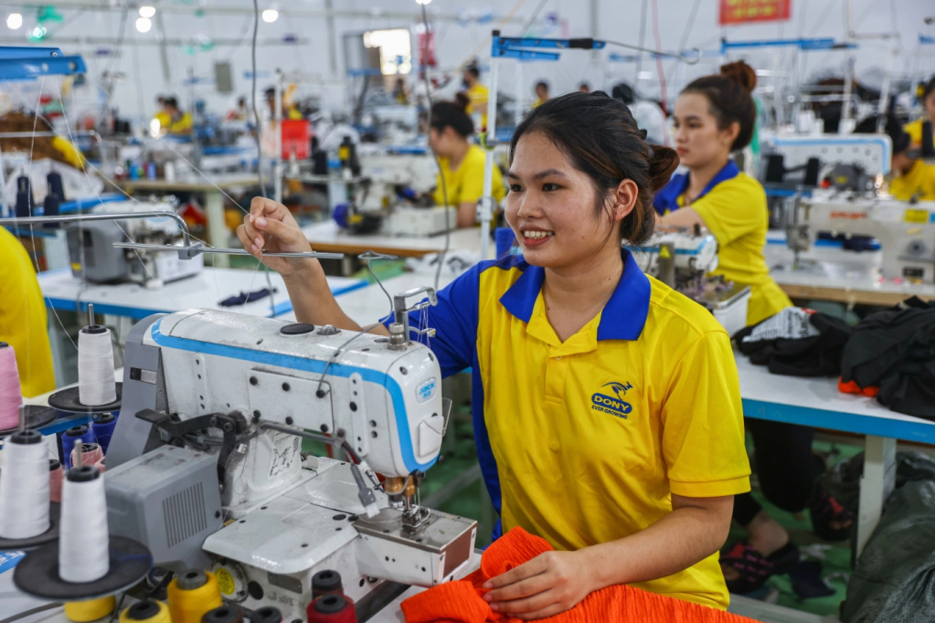 Công nhân làm việc tại công ty may mặc ở xã Vĩnh Lộc A, TP HCM. Ảnh: Quỳnh Trần