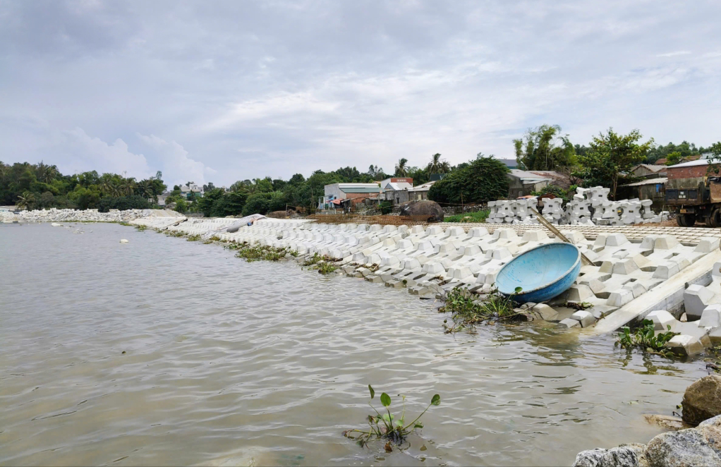 Dự án Khắc phục sạt lở khu vực cửa biển Sa Cần hiện đã bảo đảm cao trình an toàn trong mùa mưa bão.