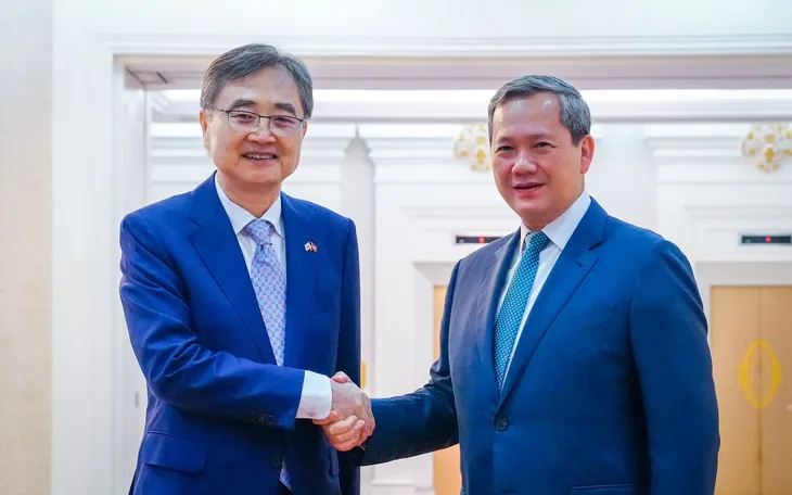 Bộ trưởng Ngoại giao Hàn Quốc Cho Hyun (bên trái) hội đàm với Thủ tướng Campuchia Hun Manet. Ảnh: Bộ Ngoại giao Hàn Quốc