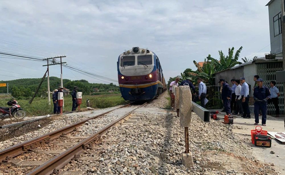 Với quyết tâm cao và sự vào cuộc quyết liệt, tỉnh Quảng Ngãi trở thành điểm sáng trong việc xóa lối đi tự mở qua đường sắt.