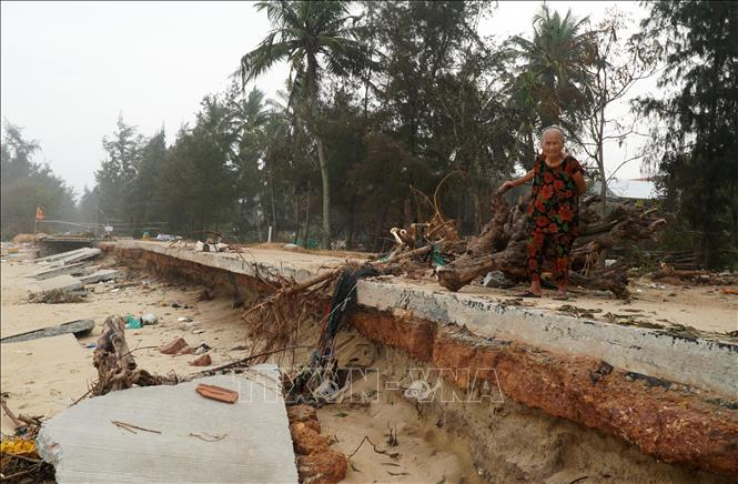 Sạt lở ăn sâu vào đất liền làm đứt gãy, vỡ toác tuyến đường bê tông khu dịch vụ Trùng Dương - Trạm Biên phòng Đức Lợi. 