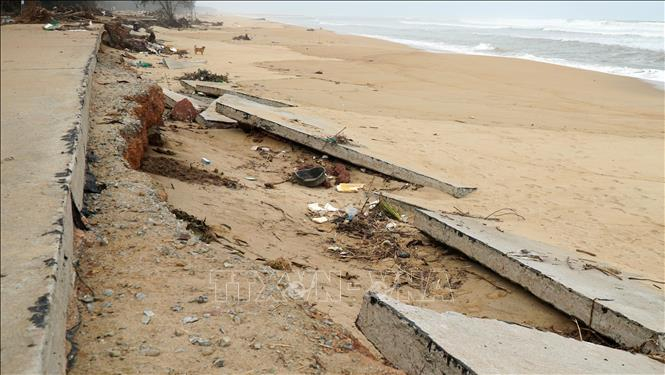 Sạt lở ăn sâu vào đất liền làm tuyến đường bê tông khu dịch vụ Trùng Dương - Trạm Biên phòng Đức Lợi đứt gãy, vỡ toác. 