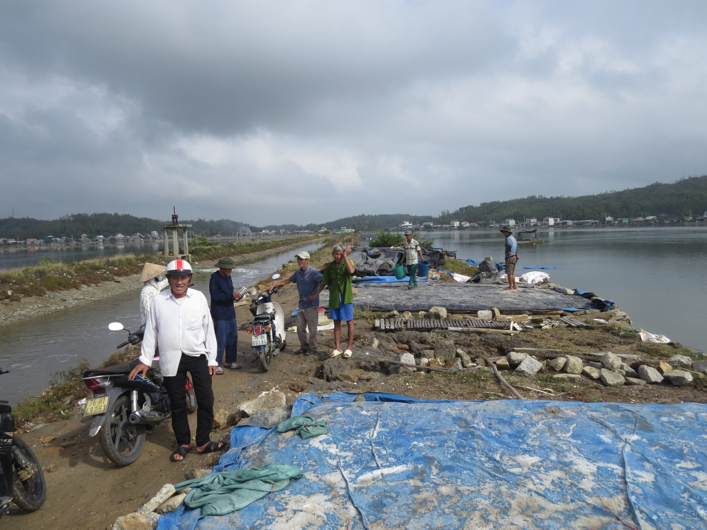 Diêm dân ra đồng trong nỗi xót xa. Ảnh: Thanh Kỳ.