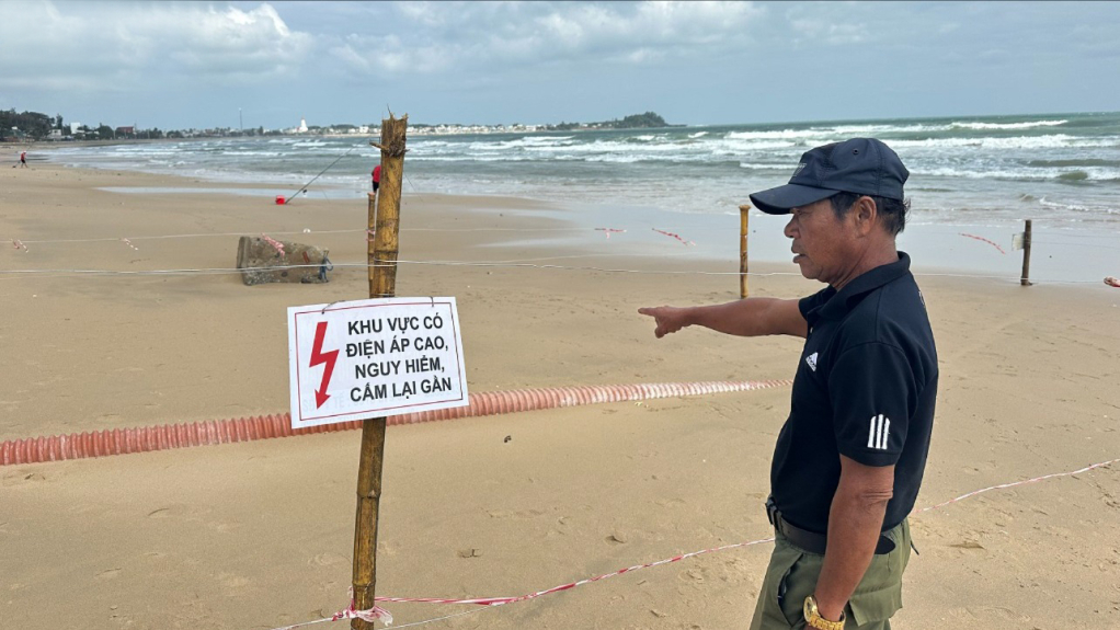 Người dân khu vực bãi biển Thanh Thủy lo sợ nguy cơ mất an toàn.