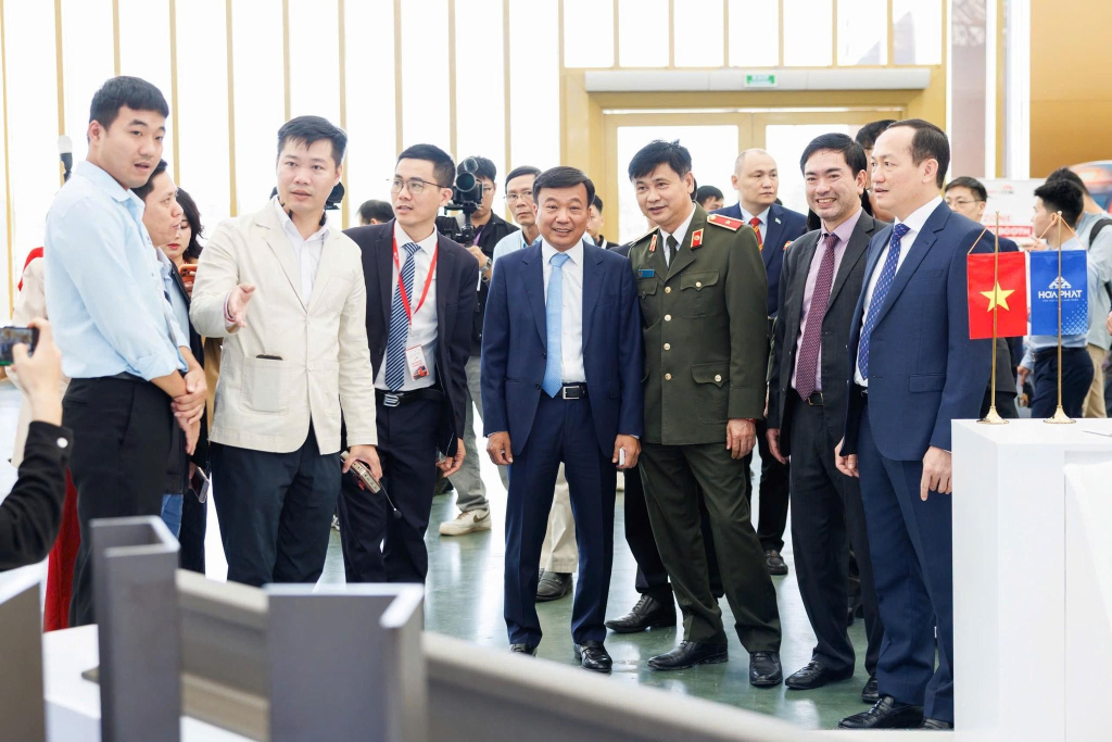 Thứ trưởng Bộ Xây dựng Nguyễn Danh Huy cùng đại diện các Bộ ngành tham quan các mẫu thép ray, thép kết cấu và thép dự ứng lực của Hòa Phát