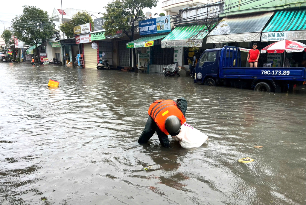 Chiều 16/11, khu vực Cam Ranh, tỉnh Khánh Hòa bị ngập nặng sau nhiều đợt mưa lớn.
