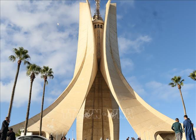  Đài tưởng niệm tại thủ đô Algiers của Algeria