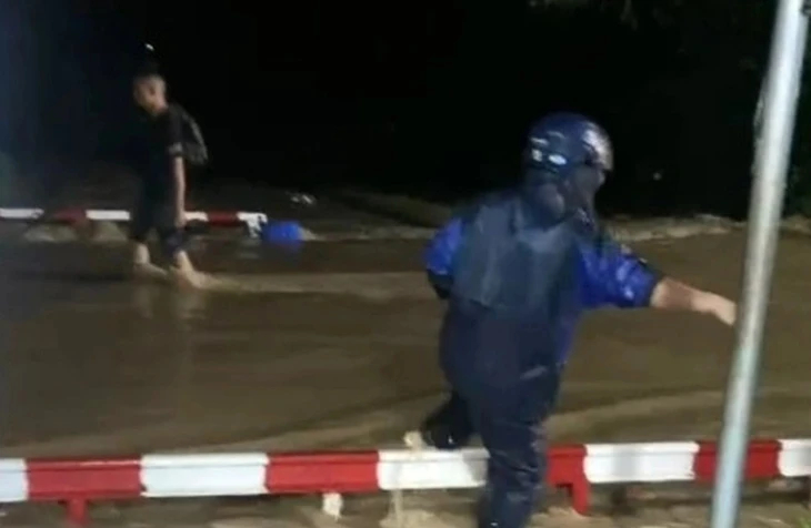 Nước từ thượng nguồn đổ về, tràn qua đường sắt Bắc - Nam đoạn qua tỉnh Khánh Hòa - Ảnh: HẢI PHÚ