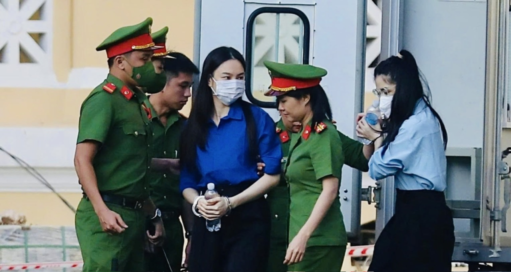 Hoa hậu Thùy Tiên và Hằng Du Mục được áp giải đến tòa từ sáng sớm.