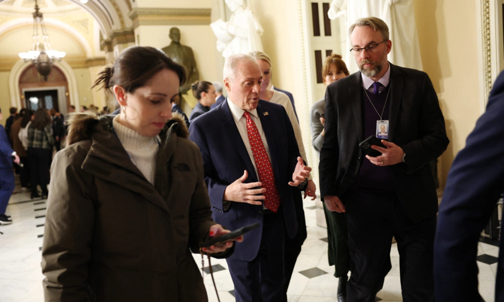 Lãnh đạo phe đa số tại Hạ viện Mỹ Steve Scalise (giữa) tại Đồi Capitol sau cuộc bỏ phiếu tại Hạ viện hôm 18/11. Ảnh: AFP