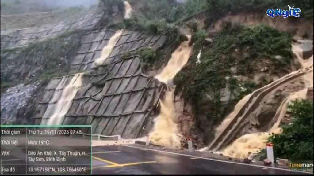 Mưa lớn, nhiều vị trí có nguy cơ sạt lở cao trên đèo An Khê. Ảnh: Thanh Tuấn