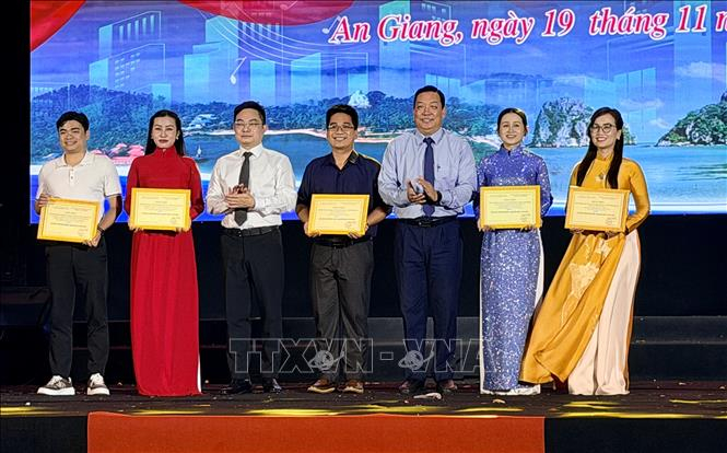 Ban tổ chức trao giải A tiết mục cho phần thi văn nghệ cho các đội dự liên hoan. 