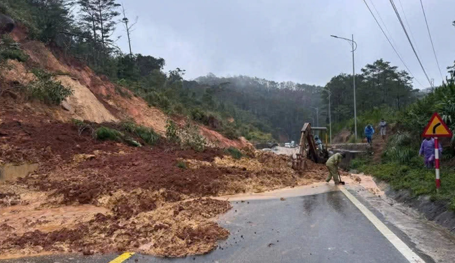 Sạt lở trên tuyến đường giao thông tại khu vực xã Măng Đen. (Ảnh: TT).