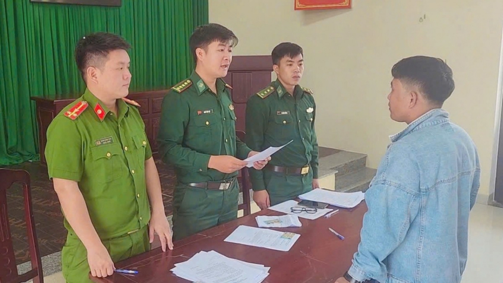 Đồn Biên phòng Sa Huỳnh và Công an phường Sa Huỳnh, tỉnh Quảng Ngãi làm việc với các chủ tàu vi phạm chống khai thác IUU. Ảnh: Đình Chiến.