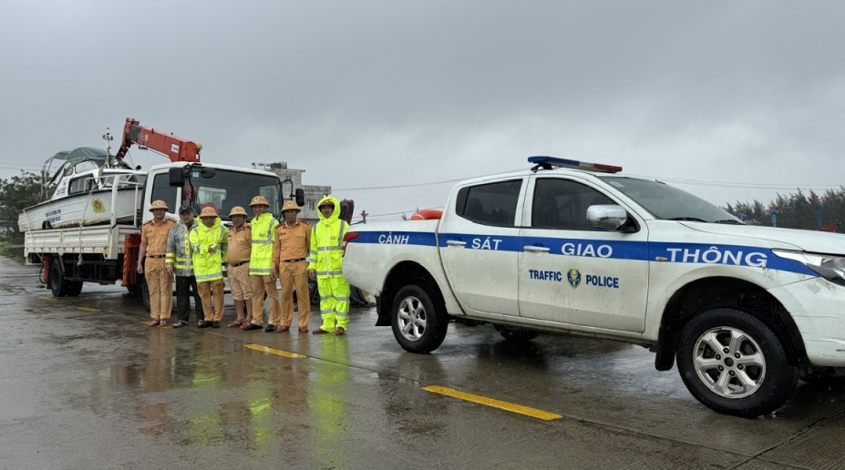 Các tổ công tác cứu nạn, cứu hộ của Công an Quảng Ngãi chi viện cho tỉnh Đắk Lắk. Ảnh ĐVCC