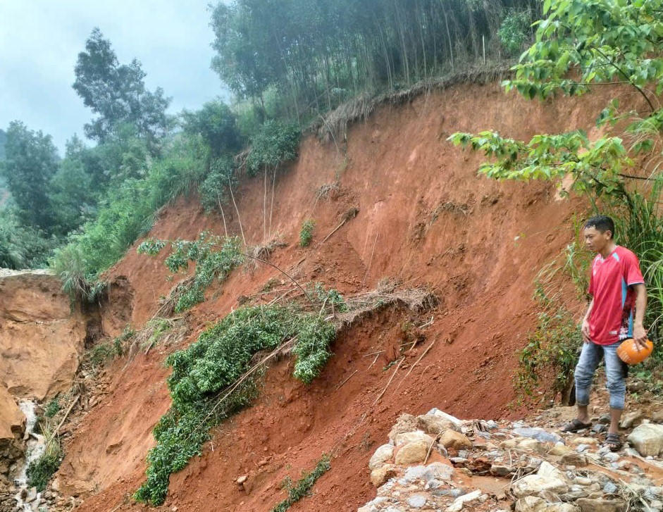 Tuyến đường từ trung tâm UBND xã Cà Đam đi thôn Tang bị đứt gãy, sạt lở nghiêm trọng. Ảnh: CV.