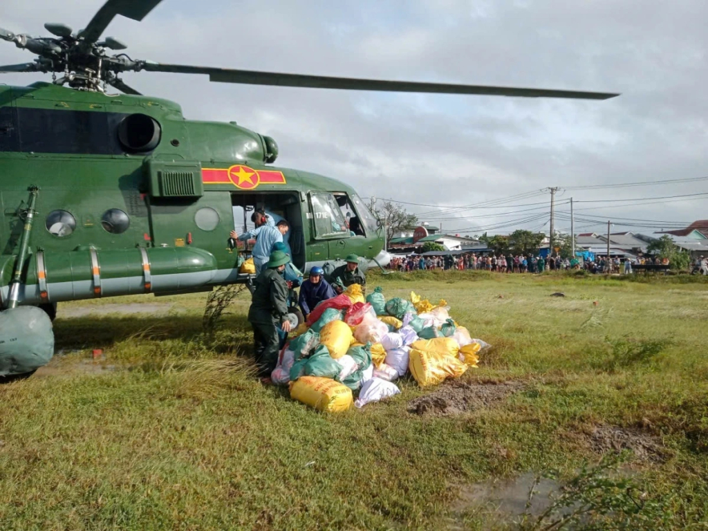 Trực thăng mang hàng cứu trợ người dân tỉnh Đắk Lắk