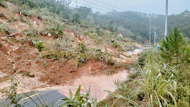 Đất đá từ taluy dương sạt xuống phủ kín mặt đường trên Quốc lộ 24 đoạn qua xã Măng Đen, khiến giao thông bị tê liệt hoàn toàn.