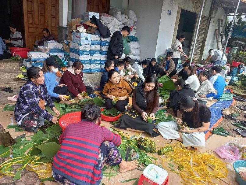 Người dân xã Trà Bồng gói bánh chưng, bánh tét gửi đến các điểm bị ảnh hưởng nặng bởi mưa lũ ở tỉnh Đắk Lắk. Ảnh: Viên Nguyễn
