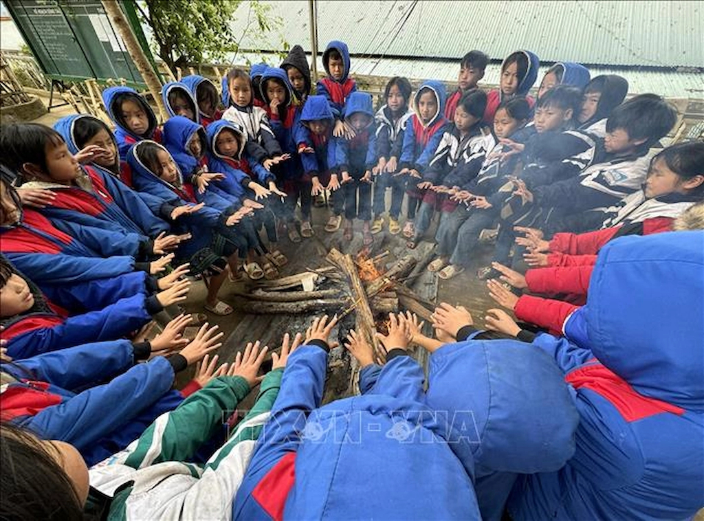 Đốt củi sưởi ấm cho học sinh. Ảnh minh họa: Tuấn Anh/TTXVN
