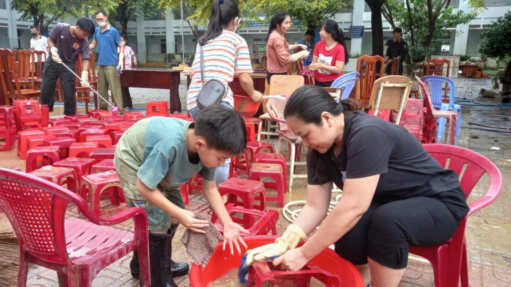 Dọn dẹp vệ sinh và khử khuẩn môi trường tại trường học ở tỉnh Khánh Hòa. Ảnh: Thái Bình/VOV Tây Nguyên