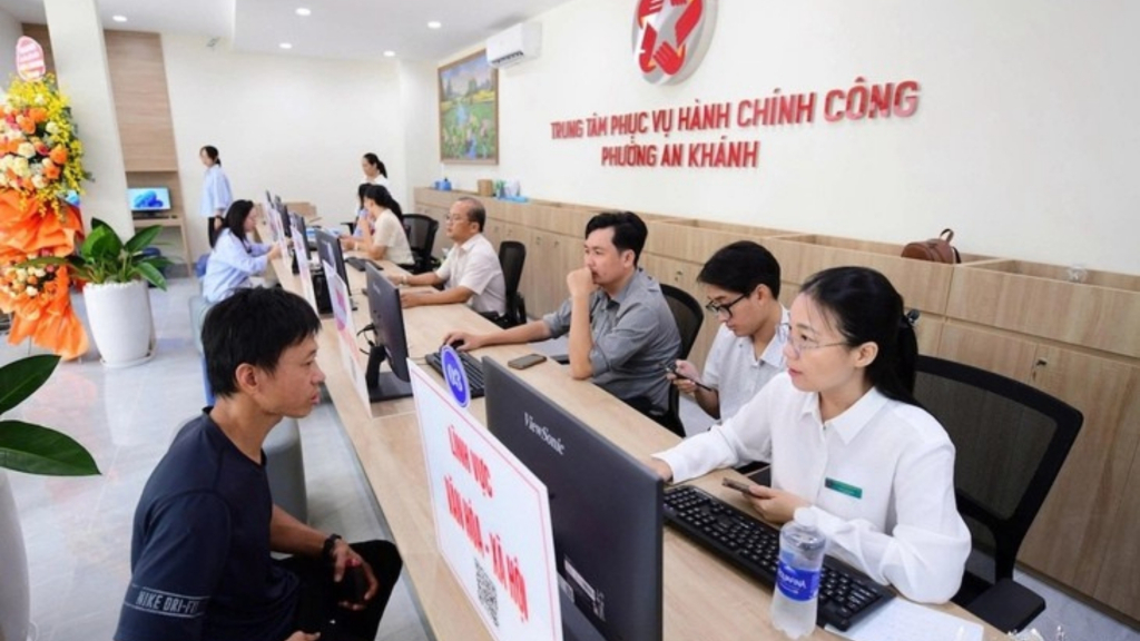 Người dân làm thủ tục hành chính tại Trung tâm phục vụ hành chính công phường An Khánh - Ảnh: QUANG ĐỊNH