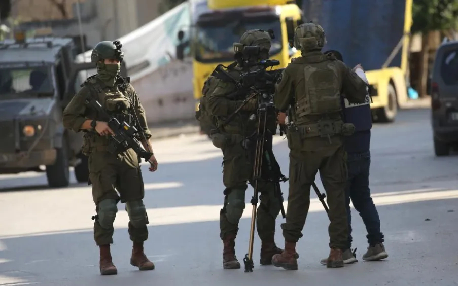 Binh lính Israel ngăn cản các nhà báo Palestine đưa tin về chiến dịch quân sự của Israel tại thành phố Tubas ở Bờ Tây, ngày 27/11/2025 (Ảnh: Xinhua)
