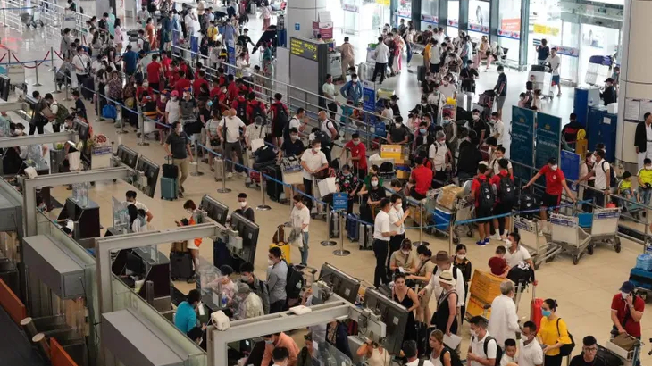 Gần 100 triệu lượt khách qua cảng hàng không trong 10 tháng