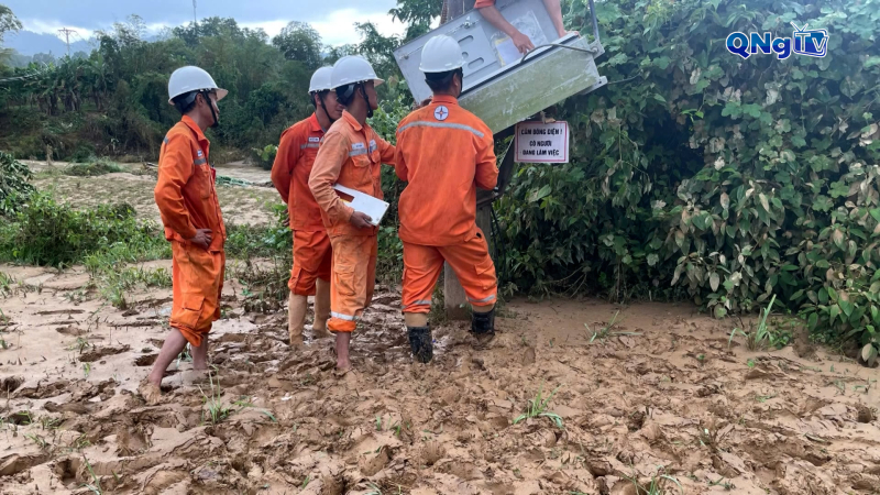 Đ&agrave; Nẵng nỗ lực kh&ocirc;i phục mạng lưới điện ở miền n&uacute;i