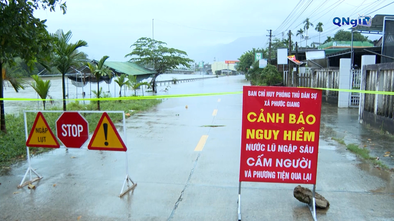 Mưa lớn gây ngập cục bộ