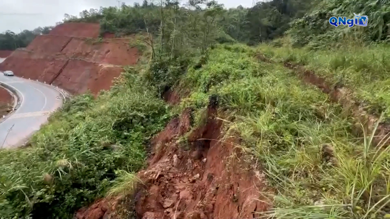 Sạt lở trên Quốc lộ 24