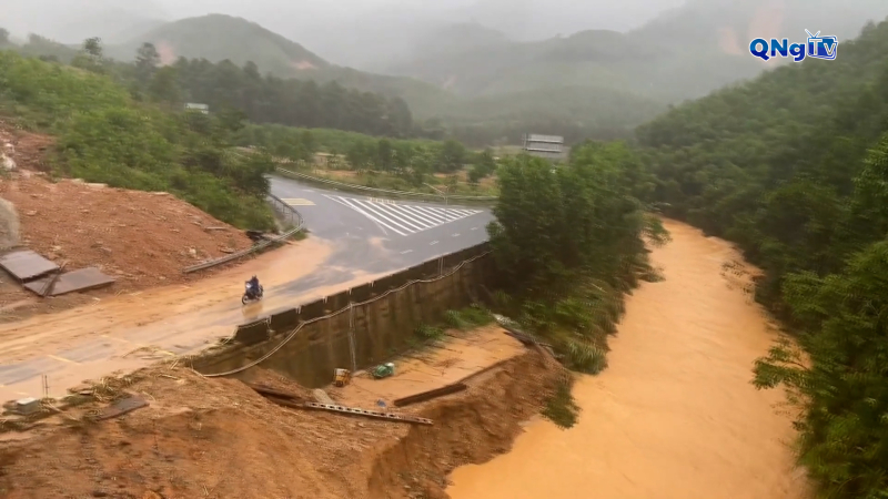 Hạ tầng giao thông miền Trung thiệt hại nặng nề do mưa lũ