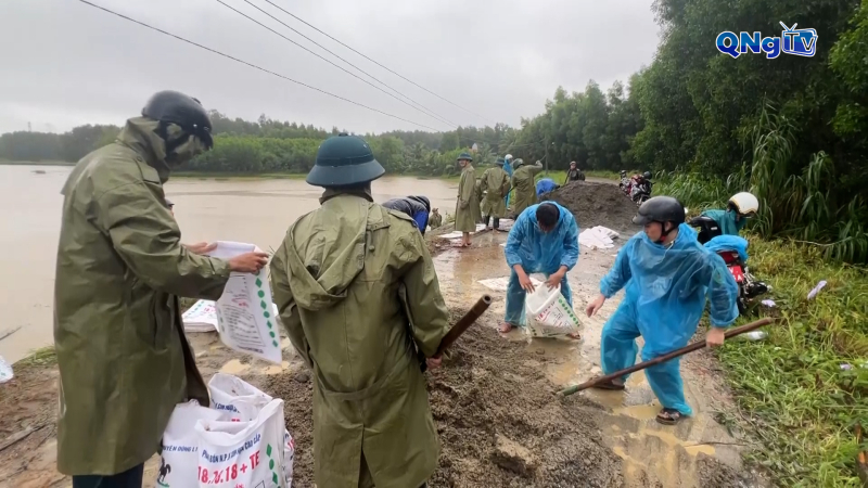 Gia cố khẩn cấp bờ hồ chứa nước bị sạt lở
