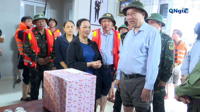 Tổng Bí thư Tô Lâm thăm, tặng quà người dân bị ảnh hưởng do mưa lũ tại Huế