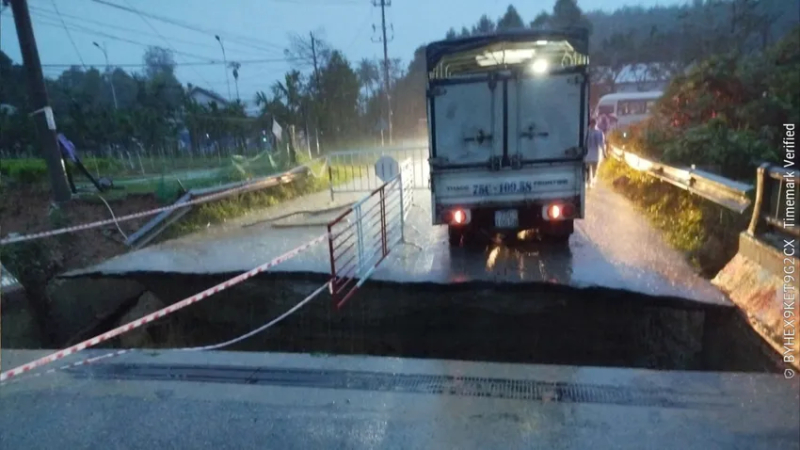 Sập mố cầu ở Huế, đường huyết mạch bị chia cắt