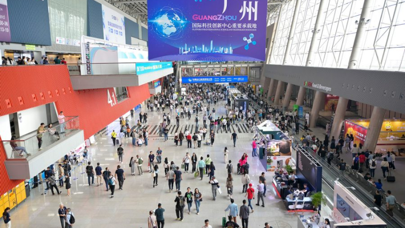C&aacute;c sản phẩm AI thu h&uacute;t kh&aacute;ch h&agrave;ng tại Hội chợ Canton Fair