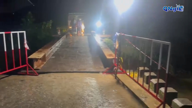 Tiếp tục gia cố đảm bảo an toàn cho cầu tạm Cây Sung