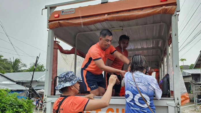 Philippines sơ tán hàng chục ngàn người để tránh bão