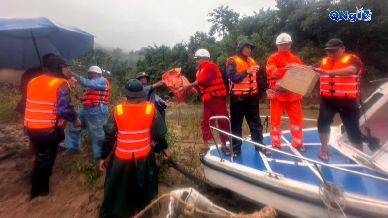 Tiếp tế h&agrave;ng cứu trợ bằng đường thủy v&agrave;o th&ocirc;n Đăk Doa