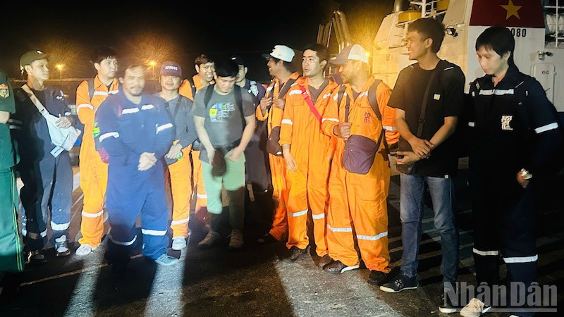 12 thuyền viên tàu Star Bueno mắc cạn vùng biển Dung Quất rời tàu