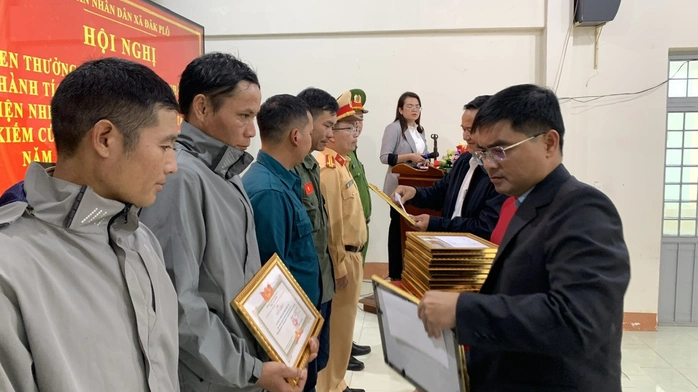 Khen thưởng nhiều người cứu trợ tài xế mắc kẹt trên đèo Lò Xo